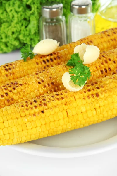 Delicioso maíz dorado a la parrilla con mantequilla de cerca —  Fotos de Stock