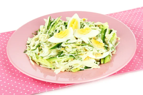 Deliziosa insalata con uova, cavoli e cetrioli, isolata su bianco — Foto Stock