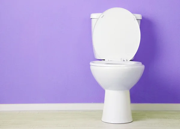Bol de toilette blanc dans une salle de bain — Photo