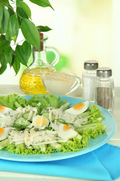 Läcker sallad med ägg, vitkål och gurka på bord — Stockfoto