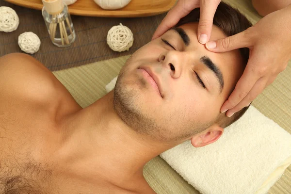 Homme ayant massage de la tête gros plan — Photo