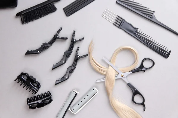 Outils professionnels de coiffeur sur fond gris — Photo