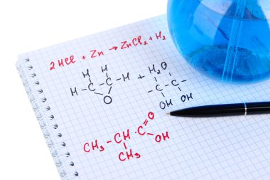 test tüpü ile renkli sıvı ve formüller üzerinde beyaz izole