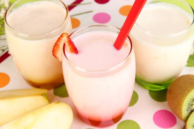 ahşap masa yakın çekim gözlük içinde meyve ile lezzetli yoğurt