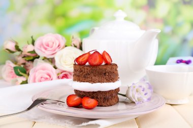 doğal zemin üzerine ahşap masa üzerinde çilek ile çikolatalı kek