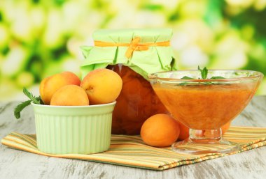 cam ve parlak zemin üzerine ahşap masa üzerinde taze kayısı kayısı