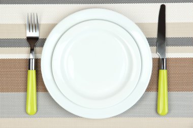 bıçak, renk tabak ve çatal, renkli arka plan üzerinde