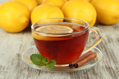 Tablo yakın çekim üzerinde limon ile çay