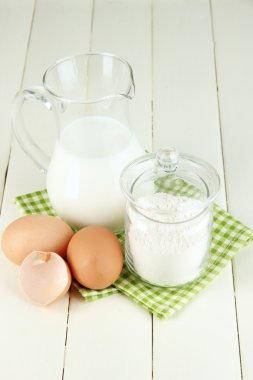 malzemeler hamur üzerinde ahşap masa yakın çekim için