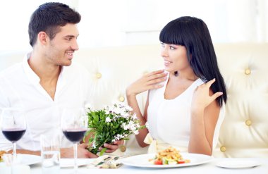 güzel çift romantik akşam yemeği restoranda