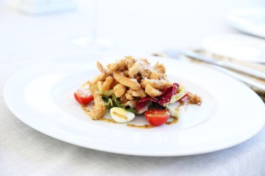 Sezar salatası beyaz tabakta yakın çekim