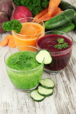 Tablo yakın çekim üzerinde taze sebze suları