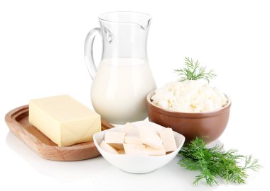 taze süt ürünleri üzerinde beyaz izole yeşillikleri ile