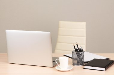 Bilgisayarlı ofis işyeri, kapat