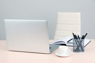 Bilgisayarlı ofis işyeri, kapat