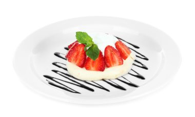 çilek, beyaz izole lezzetli beze pasta