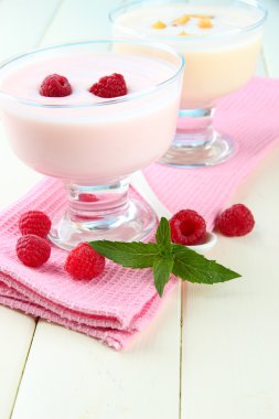 Tablo yakın çekim üzerinde meyveleri ile lezzetli yoğurt