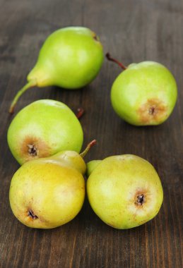 Ahşap zemin üzerinde armutlar