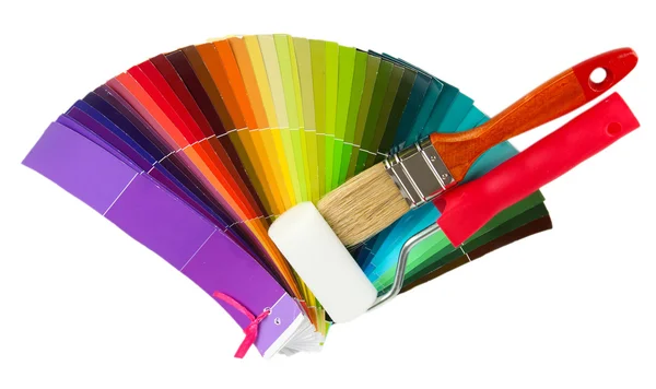 Pincéis, rolo de pintura, guia de cores isolado em branco — Fotografia de Stock