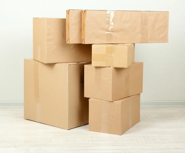 Cajas de cartón diferentes en la habitación — Foto de Stock