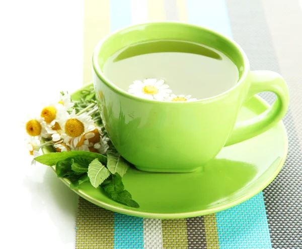 Taza de té de hierbas con manzanillas silvestres y menta, aislado en blanco —  Fotos de Stock