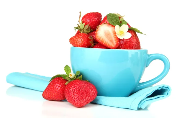 成熟的甜草莓的蓝色杯子，白色上孤立 — 图库照片