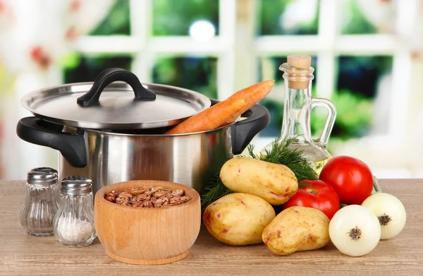 Ingrediënten voor het koken van borsch op tafel in de keuken — Stockfoto