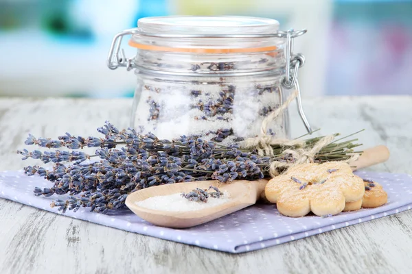 Krukke med lavendel sukker og friske lavendel blomster på lyse baggrund - Stock-foto