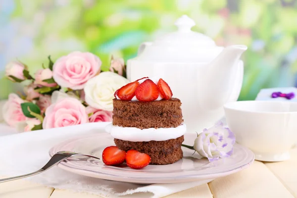 Chocolate cake met aardbei op houten tafel op natuurlijke achtergrond — Stockfoto