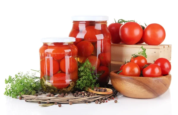 Chutné konzervy a čerstvá rajčata, izolované na bílém — Stock fotografie