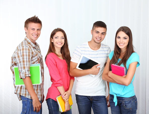Oda mutlu güzel genç öğrenci grubu