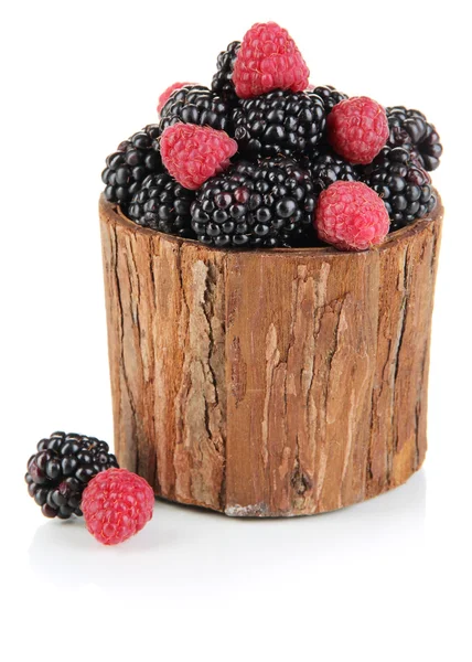 成熟的树莓和黑莓在篮子上白色隔离 — 图库照片