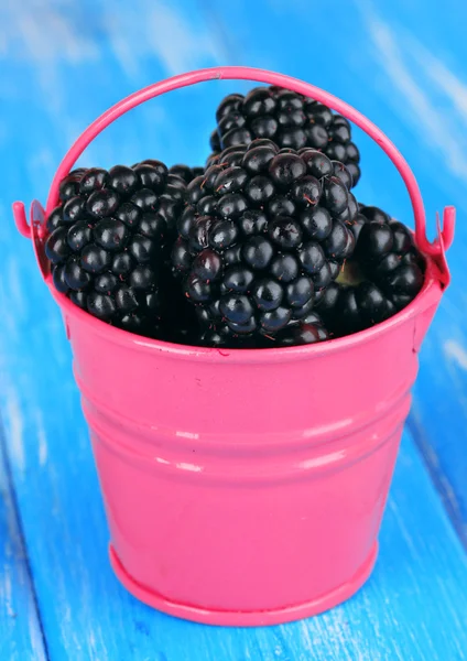 Moras dulces en cubo en primer plano de la mesa —  Fotos de Stock