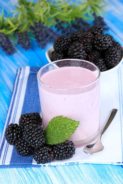 Moras dulces con yogur en primer plano —  Fotos de Stock