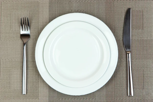 Kniv, färgplåt och gaffel, på färgbakgrund — Stockfoto