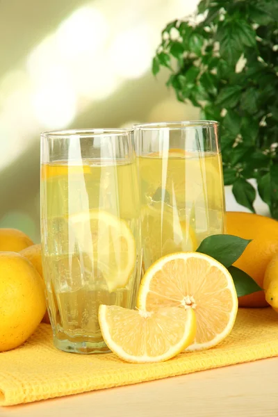 Вкусный лимонад на столе на светлом фоне — стоковое фото