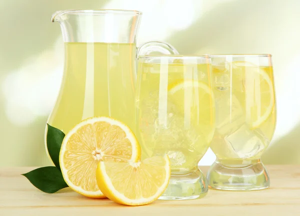 Вкусный лимонад на столе на светлом фоне — стоковое фото