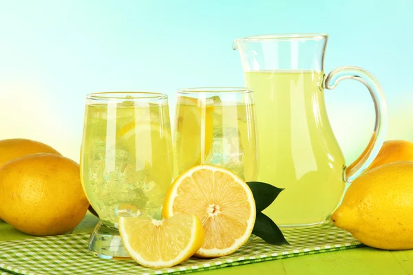 Deliciosa limonada na mesa em fundo azul claro — Fotografia de Stock