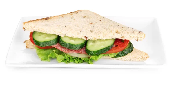 Sanduíche saboroso com salsicha de salame e legumes em prato branco, isolado em branco — Fotografia de Stock