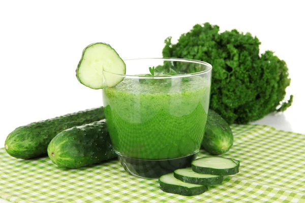 Jus de légumes verts sur table sur fond blanc — Photo