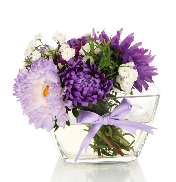 Beau bouquet de fleurs lumineuses dans un vase en verre, isolé sur blanc — Photo