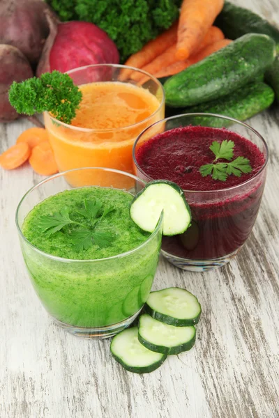 Tablo yakın çekim üzerinde taze sebze suları