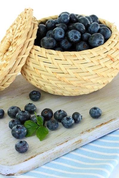 Bleuets dans un panier en bois à bord sur une serviette — Photo