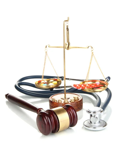 Концепція права медицини. Гевель, ваги і стетоскоп ізольовані на білому — стокове фото