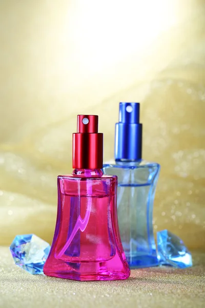 Perfume de las mujeres en hermosas botellas, de cerca — Foto de Stock