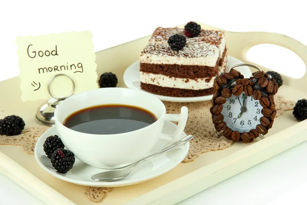 Xícara de chá com bolos em bandeja de madeira isolada em branco — Fotografia de Stock
