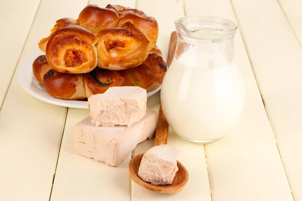 Pasta üzerinde ahşap masa yakın çekim ile kuru maya — Stok fotoğraf