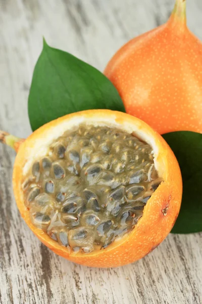 Fruits de la passion sur la table close-up — Photo