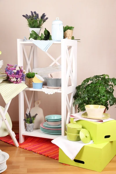 Mooie witte meubels met vaatwerk en decor, op een muur achtergrond kleur — Stockfoto
