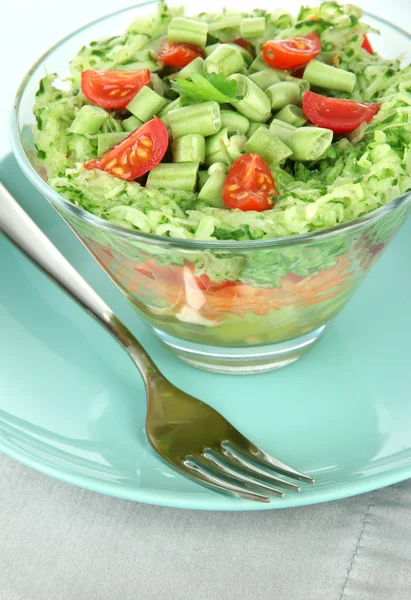 Leckerer Salat mit frischem Gemüse — Stockfoto